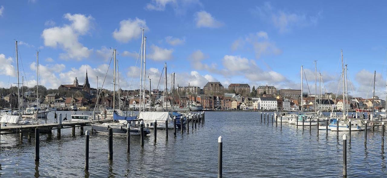 Am Kleinen Muehlenteich - Zentrale Ruhige Lage Mit Parkplatz Und Fahrraedern Apartment Flensburg Bagian luar foto