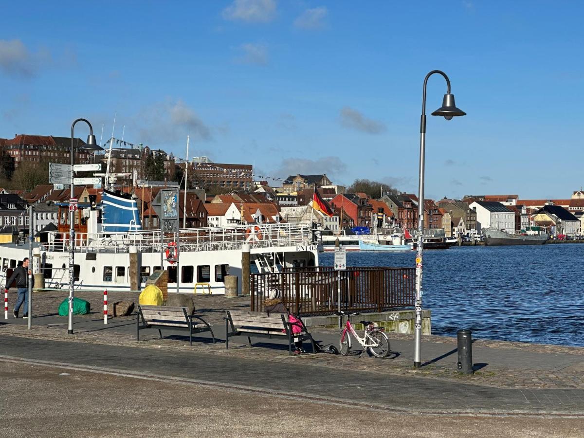 Am Kleinen Muehlenteich - Zentrale Ruhige Lage Mit Parkplatz Und Fahrraedern Apartment Flensburg Bagian luar foto